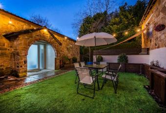 *C.sani* Setup for your most relaxed & amazing stay + Free Parking + Free Fast WiFi * has rooms with a private hot tub