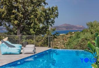 Villa YOLO has rooms with a private hot tub