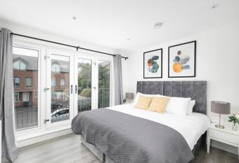 Skyvillion - London Enfield Chase Apartments with Parking & Wifi has Balcony rooms