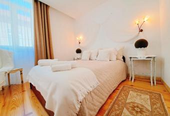 Casa dos Sequeiras Tawny allows 18 year olds to book a room