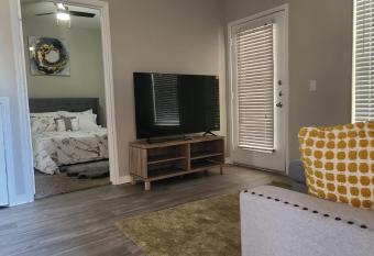 Luxury 1bedrm with pool by Royal Oak Country Club has rooms with a private hot tub