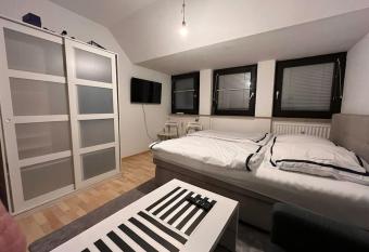 Zentrale und gepflegte Wohnung in N  rnberg allows 18 year olds to book a room