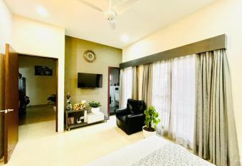 Tyrion s Den has Balcony rooms