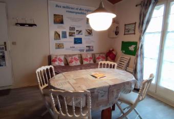 Appartement cosy    quelques pas de la plage de la R  migeasse has Balcony rooms