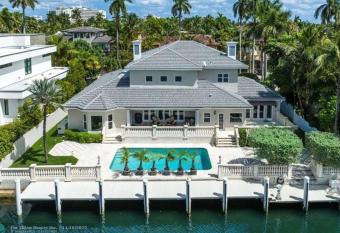 Mansion Las Olas - Lakeview - Pool - 100ft Waterfront has rooms with a private hot tub