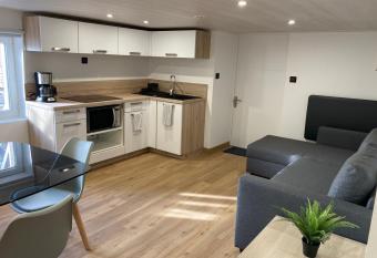 Appartement Chaleureux Proche Centre allows 18 year olds to book a room