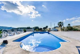 Casa de vacaciones con piscina compartida has Balcony rooms