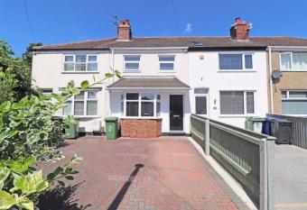 Cheerful 2 bedroom holiday home with parking allows 18 year olds to book a room