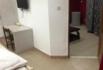 Citronnelle allows 18 year olds to book a room