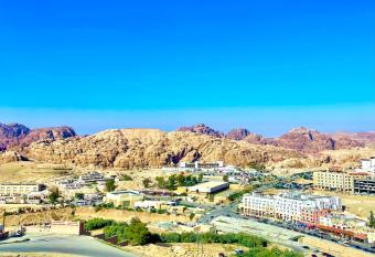 RoadHouse - Petra has rooms with a private hot tub