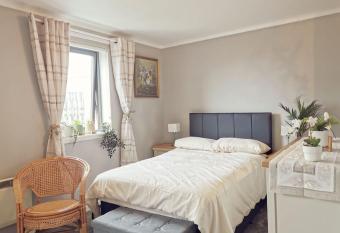Lovely studio flat in Glasgow City centre allows 18 year olds to book a room