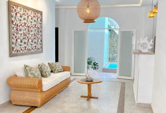 Samarian Hostel allows 18 year olds to book a room