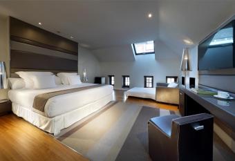 Barcel   Oviedo Cervantes has rooms with a private hot tub