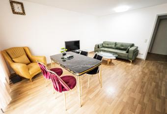 Zentrales 3 Raum Apartment & Balkon, 24/7 service has Balcony rooms