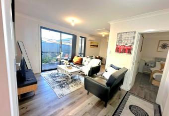 Entire 2br, hideaway has Balcony rooms