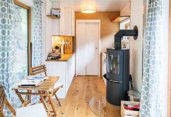 WOHNWAGON Tiny Houses I allows 18 year olds to book a room