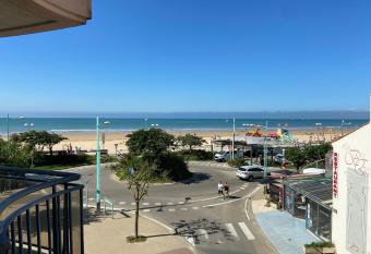 Superbe appartement avec vue oc  an allows 18 year olds to book a room