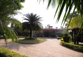 The Golden Oak Farm has rooms with a private hot tub