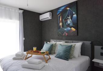 KORZO SUITES has rooms with a private hot tub