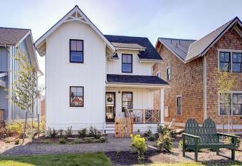 EASY BREEZY Cottage Seabrook WA! Dog friendly w/ Hot Tub has Balcony rooms