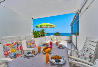 Front Ocean AirCon Los Cristianos Unique apartment allows 18 year olds to book a room