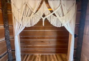 Labour Of Love Lodge has rooms with a private hot tub