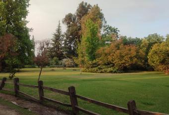 Alojamiento tranquilo con hermoso jard  n, cercano a Vi  a Concha y Toro allows 18 year olds to book a room