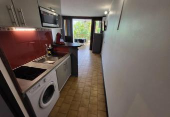 Studio confort proche de la mer allows 18 year olds to book a room