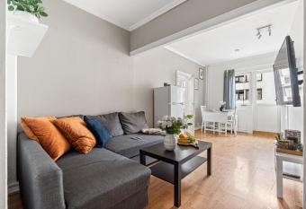 Small and cheap - 6 ppl - Super central - Balcony has Balcony rooms