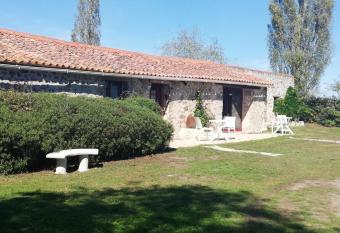 AUBERGE LA BOUCHOLIERE has Balcony rooms