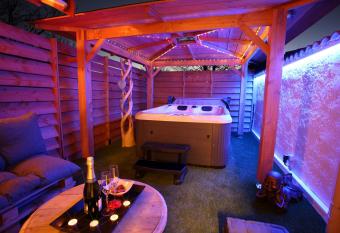 Studios avec piscine ou jaccuzi allows 18 year olds to book a room