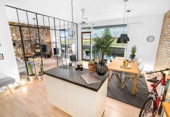 Luxury apartment in city center with canal view! allows 18 year olds to book a room