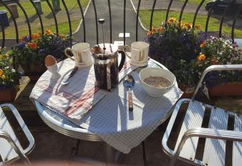 South Lake House - 300m to South Lake Leisure Centre has Balcony rooms