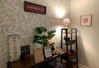 The serenity place, A cozy home has rooms with a private hot tub