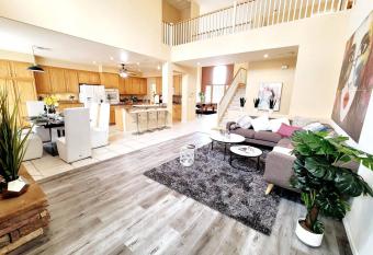 Villa Luxur - Luxury House 4BR W/Gym & Spa near the Strip has Balcony rooms