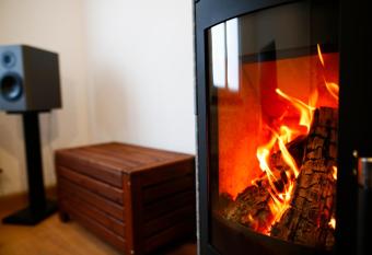 Einzigartiges Appartment mit Kamin, Whirlpool, Netflix, Internet, Workspace, Garten und tropischem Flair has rooms with a private hot tub