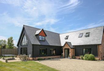 Hurstpierpoint 3 bedroom House with Hot-Tub & Garden in West Sussex has Balcony rooms