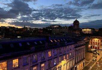 Lovely, cosy bedroom close to Queen street station allows 18 year olds to book a room