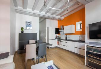 Angers Hyper Centre - Rue St Laud, 2min Ralliement has Balcony rooms