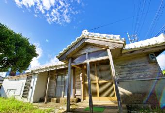          HOUSE has rooms with a private hot tub