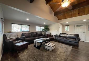 Modern cabin- 4 miles to Snow Valley Ski Resort has Balcony rooms