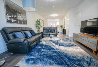 Newly Refurbished Modern 4 Bed Detached House ! allows 18 year olds to book a room