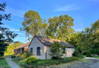 Cozy Ranch by the Trail & Sleeping Giant allows 18 year olds to book a room