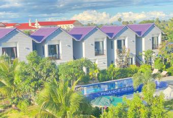 Finance Boutique has Balcony rooms