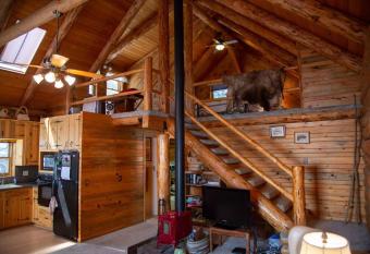 log cabin by lake in Pine Hollow Hot tub pizzaoven has rooms with a private hot tub