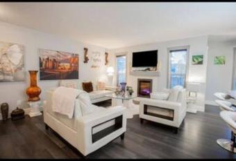 Cozy and beautiful 3 bedroom house close to lake has Balcony rooms