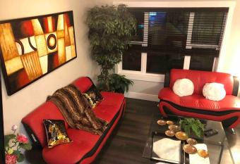 Cheerful and beautiful 3 bedroom home close lake has Balcony rooms