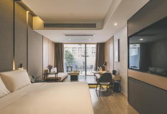 Atour Hotel East Nanjing Road Near The Bund has Balcony rooms