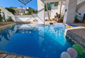 Amplia Casa con vista y alberca privada allows 18 year olds to book a room