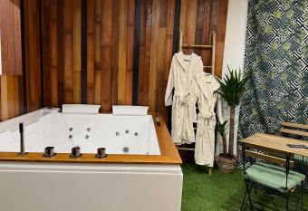 Charmant appart avec SPA bain    remous    10 min du centre d Avignon allows 18 year olds to book a room